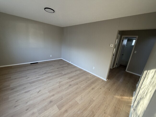 Building Photo - 4300 E 175th St