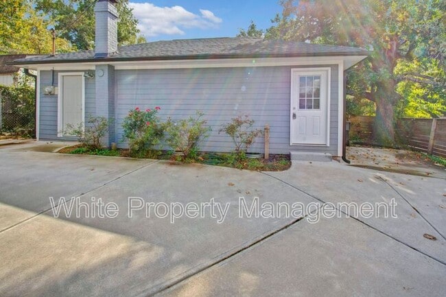 Building Photo - 1740 Hawthorne Ln
