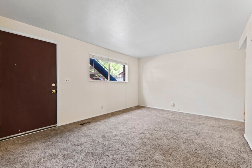 Building Photo - 353 400 E