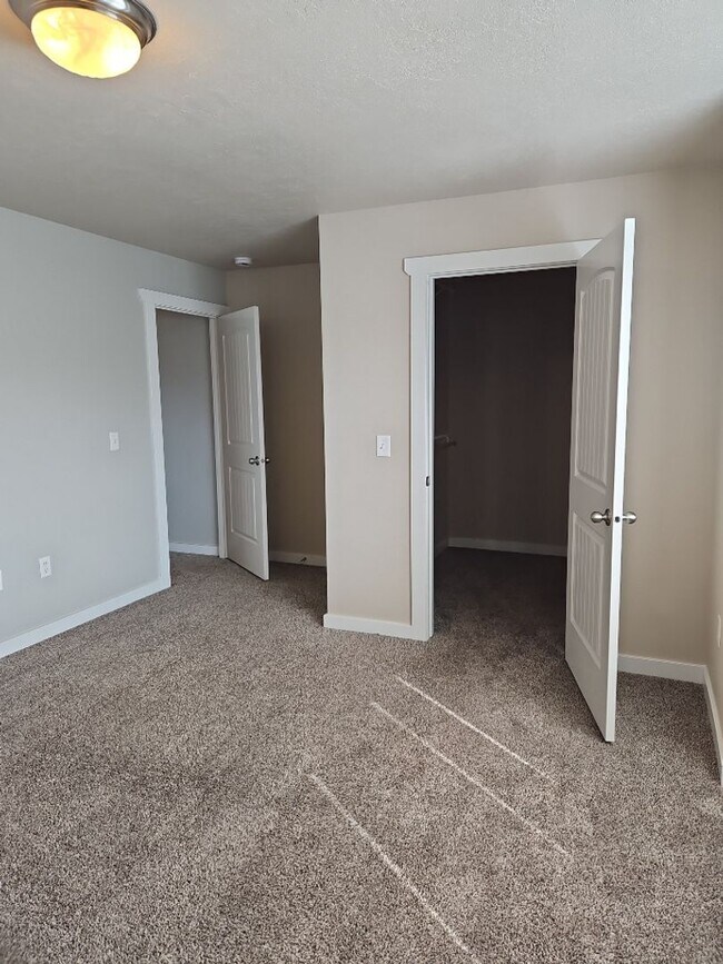 Building Photo - Fabulous Location!  3 bedroom, 2 bathroom ...