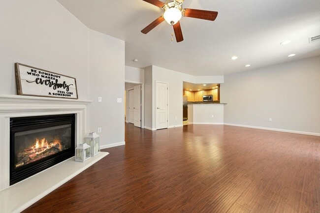 Building Photo - Spacious 3/3 Townhouse in North Clovis