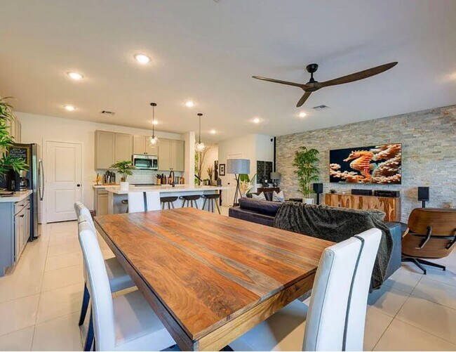 Building Photo - 3 Bedroom 2.5 Bathroom Townhome with 2 Car Garage and Fenced Patio!**ASK ABOUT MOVE IN SPECIAL**