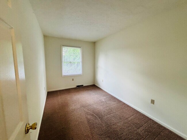 Building Photo - 4 Bedroom 2.5 Bath Townhouse