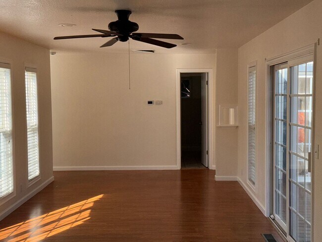 Building Photo - Lovely Clarksburg Home!