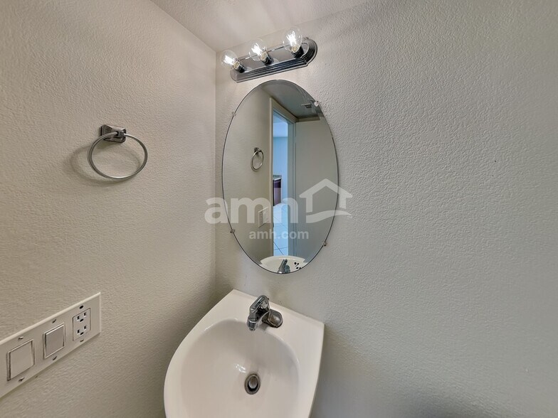 Building Photo - 3531 N 105th Ln