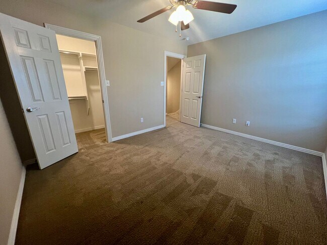 Building Photo - 3B/2.5B Spacious Townhome with Fenced Back...