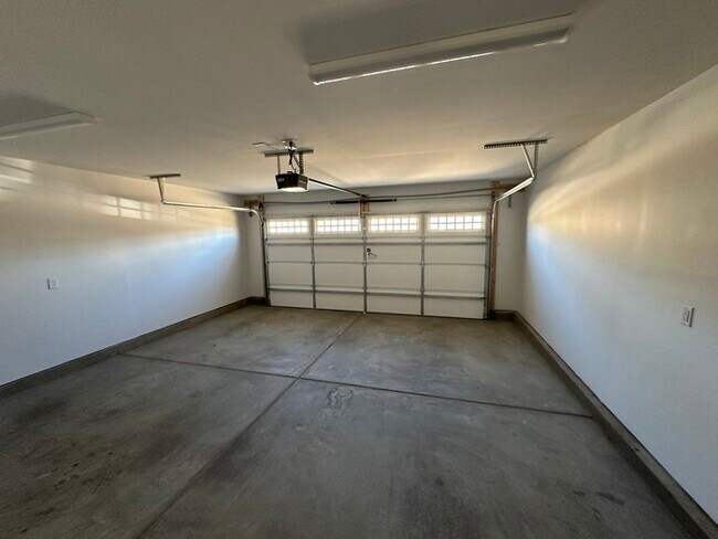 Building Photo - Like NEW 2 Story Single Family Home w/ Fen...