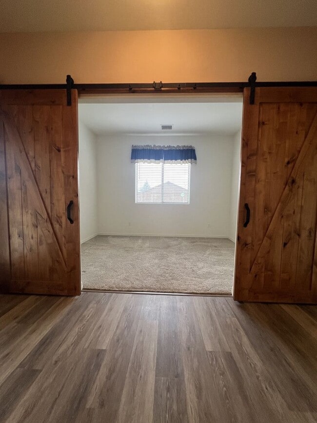 Building Photo - Gorgeous home in Viewpoint!
