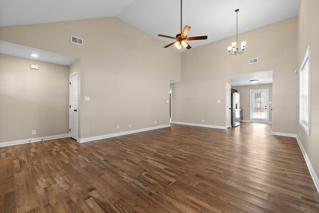 Building Photo - Pet Friendly Three Bedroom!