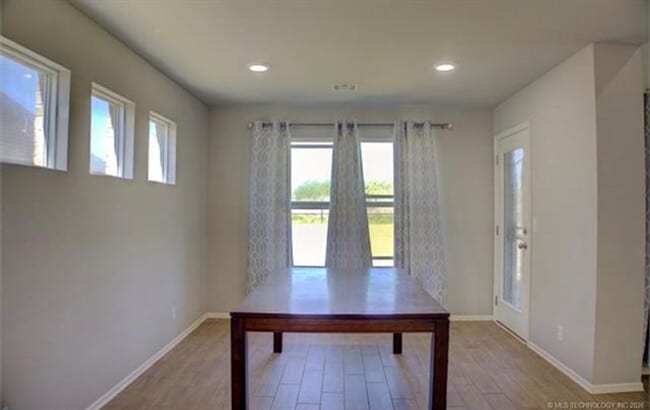 Building Photo - Welcome to this cozy home!