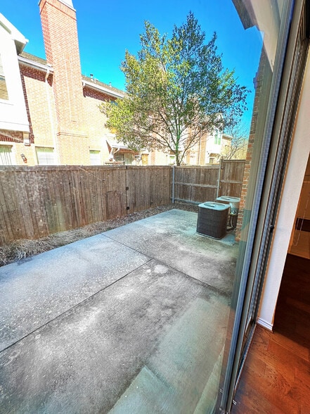 Building Photo - 1206 Emerald Glen