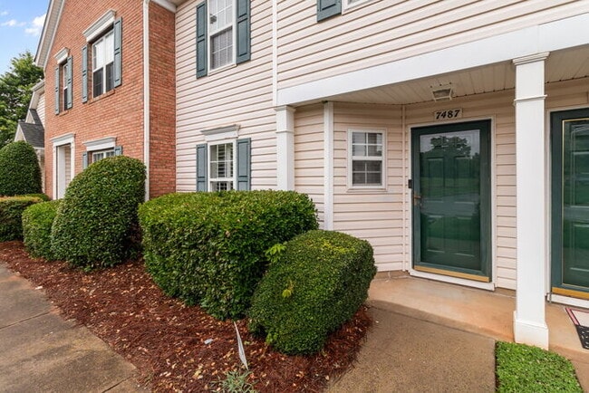 Building Photo - Your Perfect Townhome Is Here!