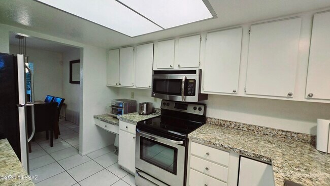 Building Photo - 3478 N Richland Dr
