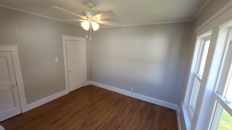 Bedroom 1 - 3 Thomas St