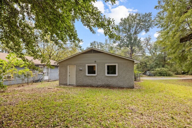 Building Photo - Move-in Special: Receive a $300 gas card with approved application and signed lease.-253 John Mor...