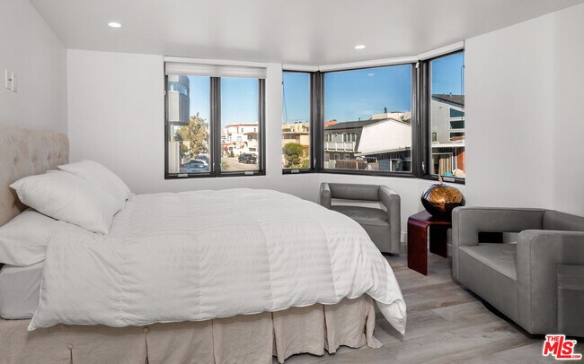 Building Photo - 3461 Ocean Dr