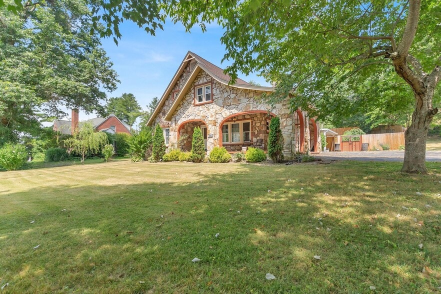 Building Photo - 1688 Overhill Rd