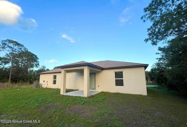 Building Photo - 960 Happiness Ave SW