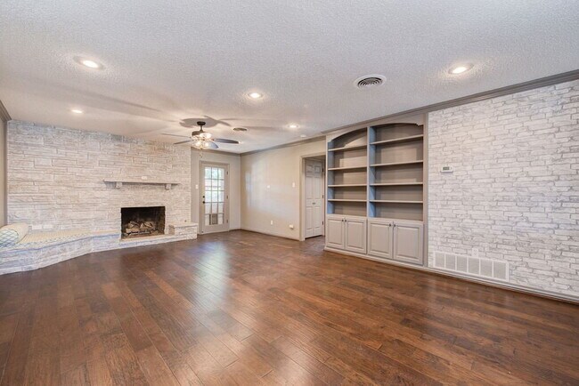 Building Photo - 3/2/2 in Excellent Location!