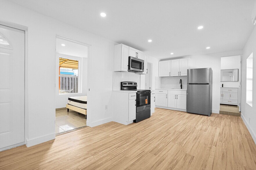 Building Photo - 2419 Coolidge St