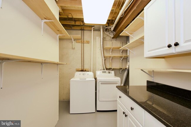Building Photo - 6136 Summer Park Ln