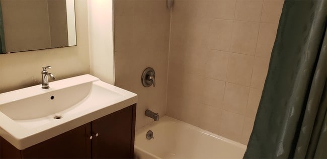 Building Photo - 914 N Chicago Ave