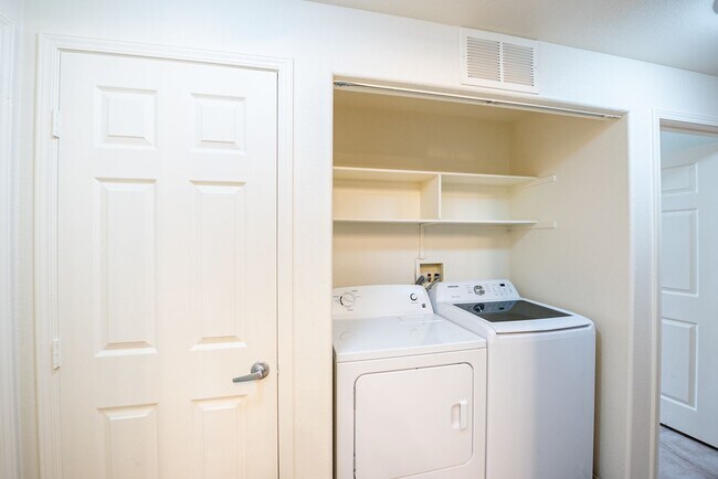 Building Photo - 2-Bedroom, 2-Bath House - Las Vegas, NV