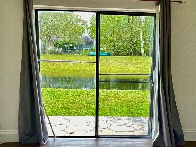 Building Photo - 10874 Royal Palm Blvd