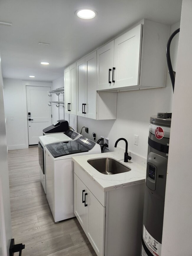 Building Photo - Modern Style and Luxury Amenities in Ephra...