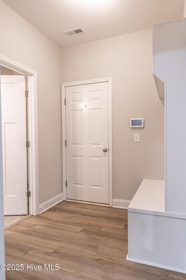 Building Photo - 412 Palisades Dr