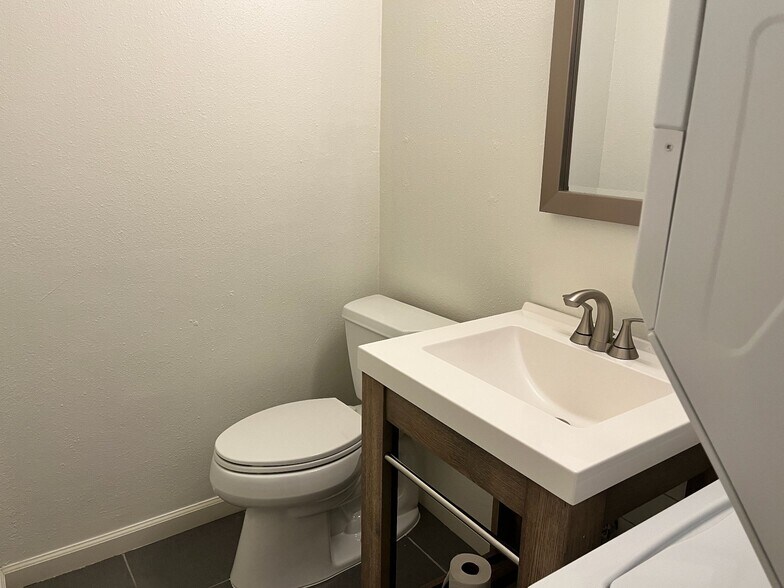 Building Photo - 3431 N Hills Dr