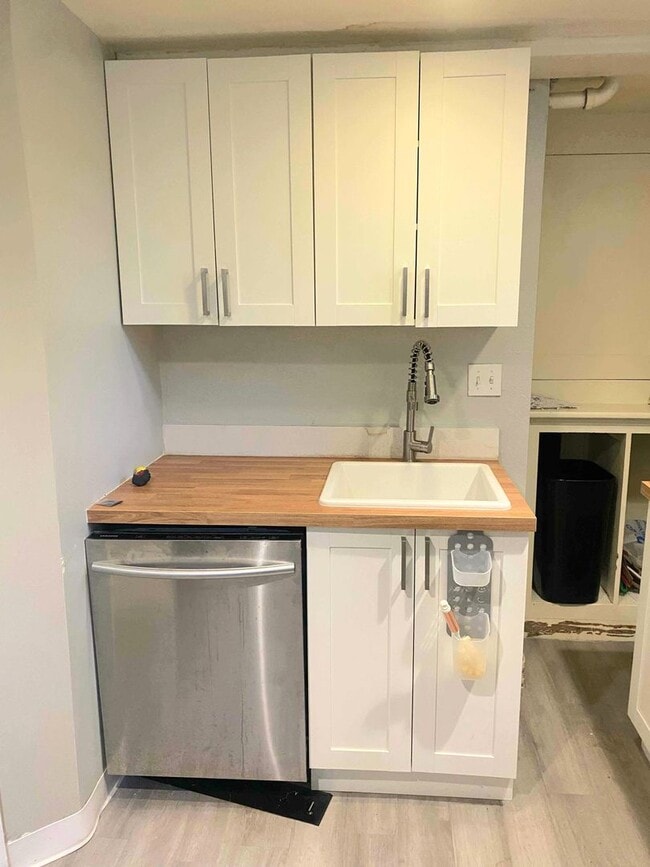 Building Photo - Spacious living in this renovated vintage ...