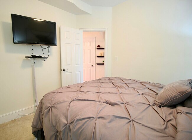 Building Photo - 1423 E Street NE, Unit First Floor