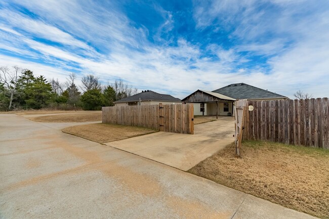 Building Photo - 4 Bedroom 2 Bath Remodeled Home