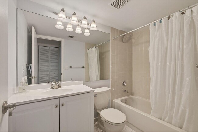 Building Photo - 409 Brackenwood Ln S