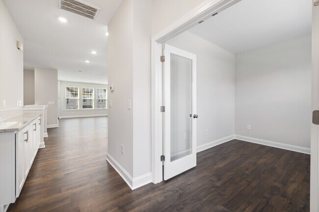 Building Photo - Available 08/15! Spacious Townhome in Prime Andrew Chapel Community