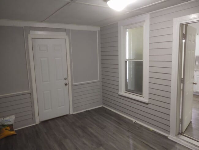 Building Photo - 3 Bedroom 1 Bathroom House W/ Bonus room &...