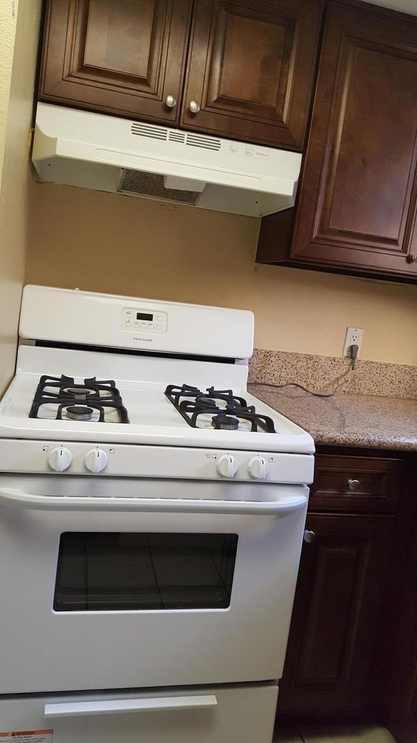Building Photo - Charming 2 bedroom 1.5 bath townhome with ...
