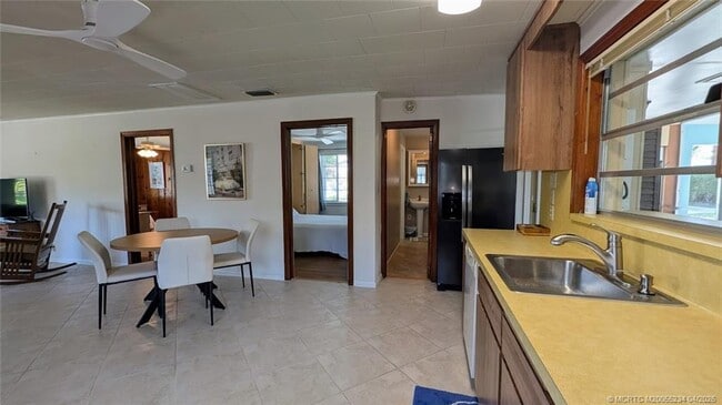 Building Photo - 1097 NE Kubin Ave