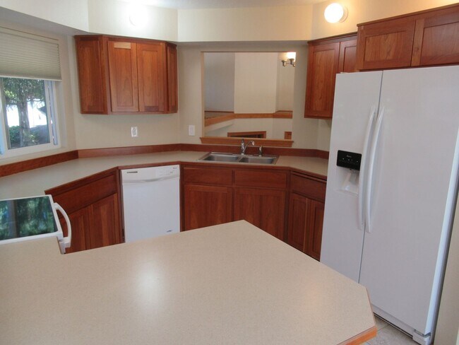 Building Photo - Split Level Two Bedroom Duplex