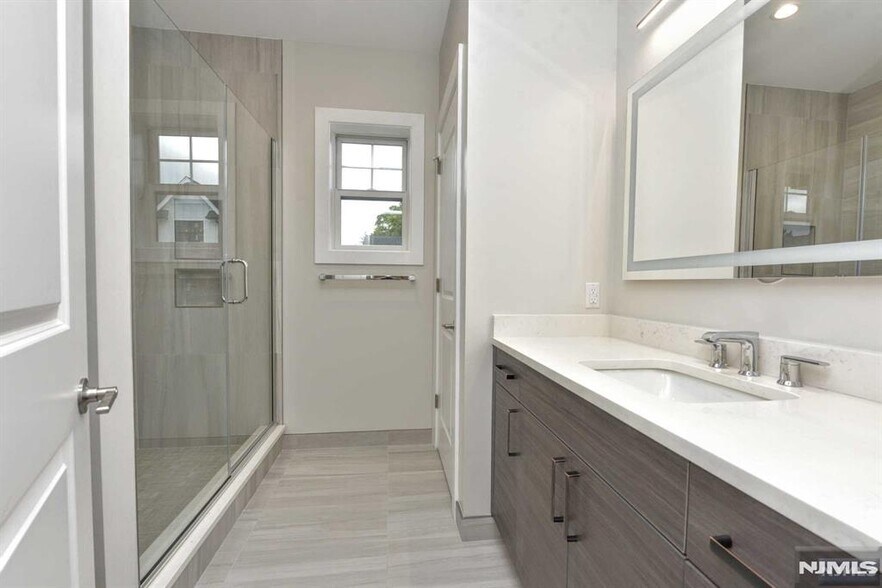 PRIMARY EN-SUITE BATHROOM - 234 Rivervale Rd