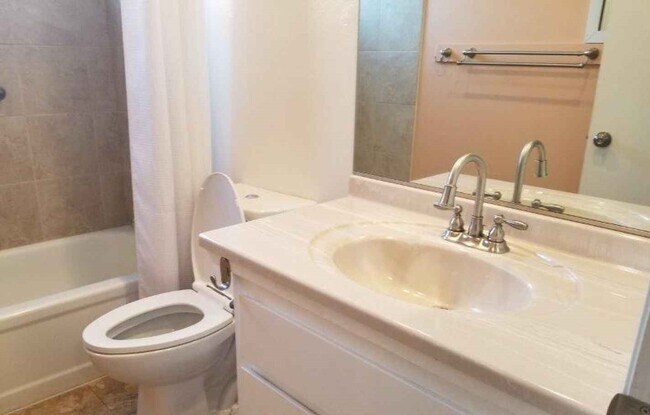 Building Photo - 628 W Euclid Ave