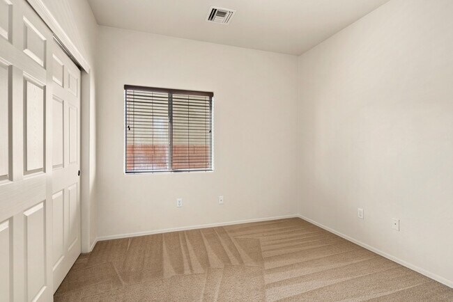 Building Photo - HOUSE FOR RENT