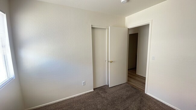Building Photo - Charming 3 bedroom in Tolleson, new paint and flooring!!