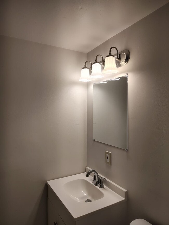 Building Photo - 7208-72C2 Donnell Pl