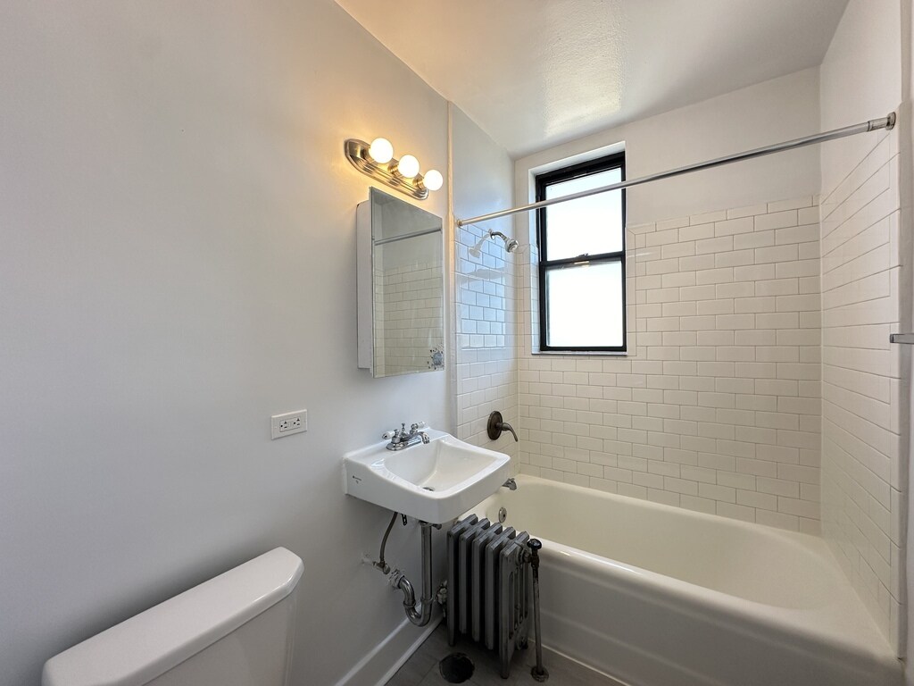 Building Photo - 3335 W Diversey Ave