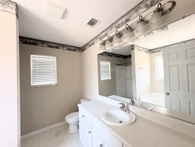 Building Photo - 4303 Pineview Ln