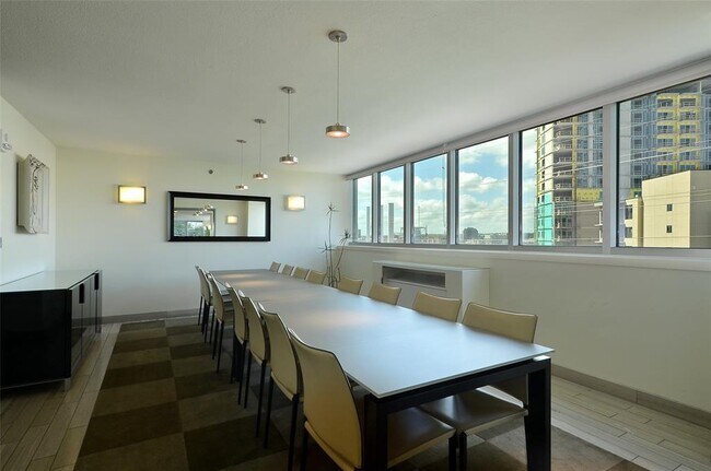 Building Photo - 300 Bowie St