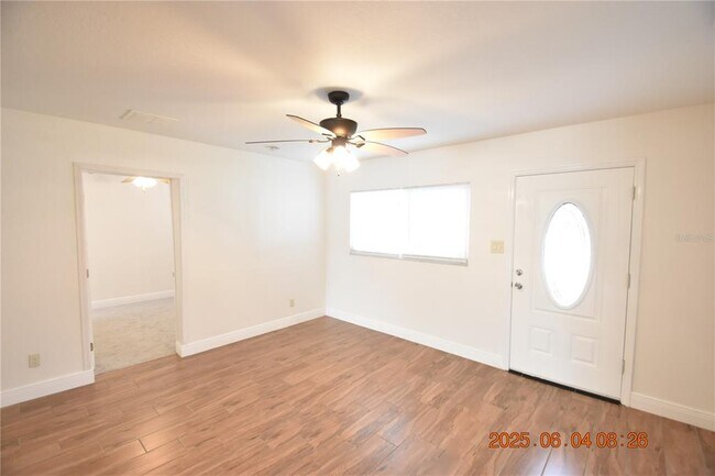 Building Photo - 417 Country Club Dr