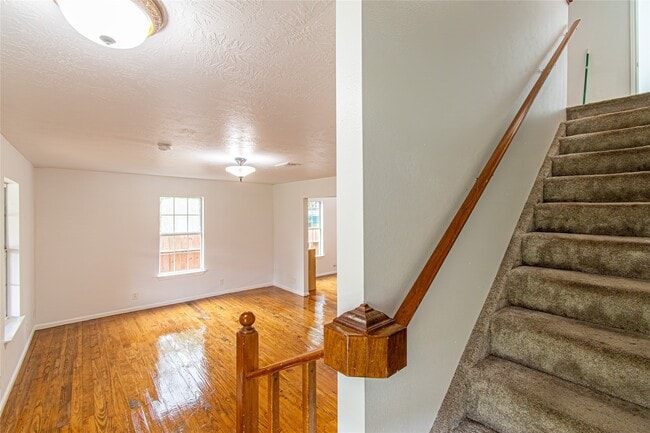 Building Photo - 633 Bradley St